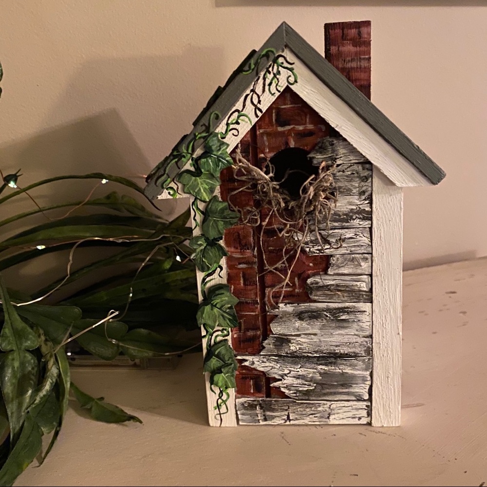 Birdhouse - handpainted ⭐️. Zoom in for details!